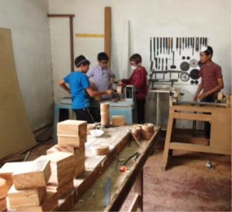 Oficina de Marcenaria acontecendo no CRAS